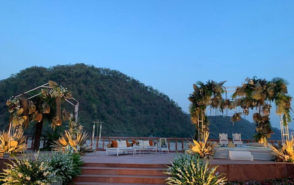 Riverside wedding in jim corbett